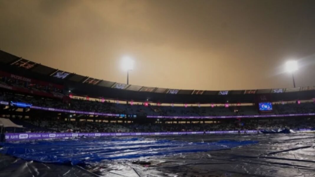 RCB vs KKR Rain Delay : रायपुर में इंद्रदेव की खलल: आरसीबी और केकेआर के फैंस हुए मायूस, कवर्स में कैद हुई पिच