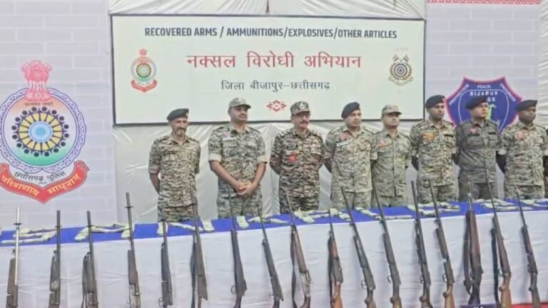 Bijapur Naxal Operation : बीजापुर: नक्सलियों के डंप से 65.52 लाख कैश और भारी मात्रा में हथियार बरामद; सुरक्षा बलों को बड़ी सफलता
