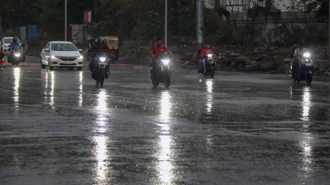 Raipur Weather Update: छत्तीसगढ़ में मौसम का मिजाज बदला, रायपुर समेत कई जिलों में आंधी के साथ झमाझम बारिश