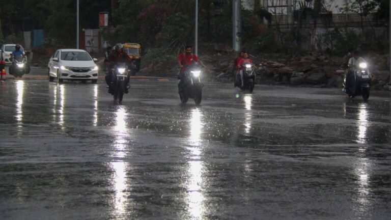 Raipur Weather Update:  छत्तीसगढ़ में मौसम का मिजाज बदला, रायपुर समेत कई जिलों में आंधी के साथ झमाझम बारिश