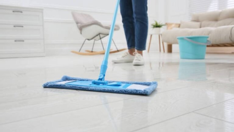Home Cleaning Tips: टाइल्स पर जमी जिद्दी पीली परतें और दाग मिनटों में होंगे गायब, आजमाएं ये 4 जादुई घरेलू नुस्खे