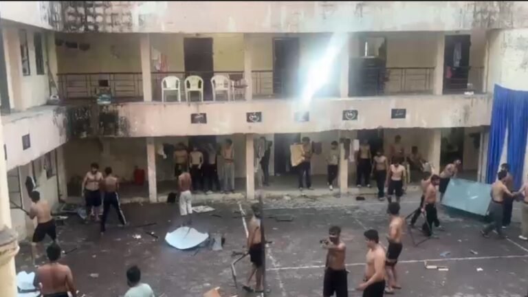 Devi Ahilya Vishwavidyalaya Indore: “फेयरवेल हुड़दंग” के नाम पर हॉस्टल में जमकर तोड़फोड़; अर्धनग्न होकर नाचते छात्रों का वीडियो वायरल
