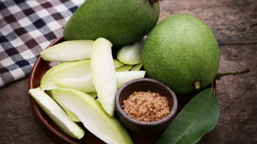 Benefits of Raw Mango: गर्मियों में लू और हीट स्ट्रोक से बचाएगा कच्चा आम, जानिए इसके 10 जादुई स्वास्थ्य लाभ