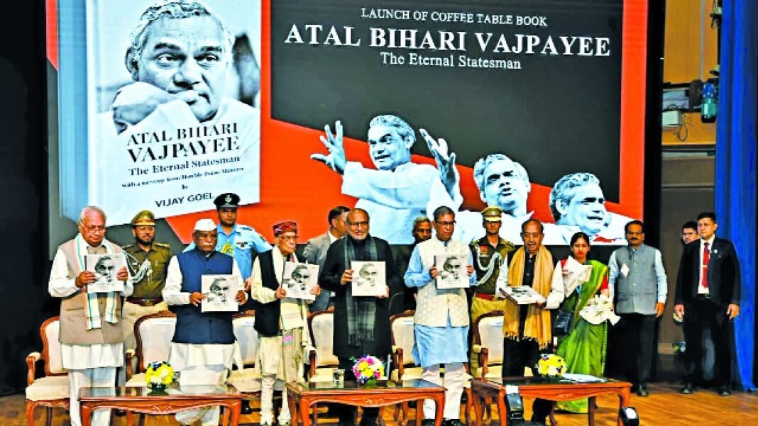 Atal Bihari Vajpayee: “आया करो…” जब पहली बार पीएम बनने पर वाजपेयी जी से मिले विजय गोयल; किताब में साझा किए बेहद भावुक किस्से