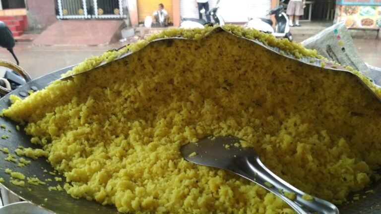 Success Story: ₹3000 के उधार से शुरू किया ‘पोहा अड्डा’, अब रायपुर बस स्टैंड पर रोजाना बिक रही हैं 400 प्लेटें