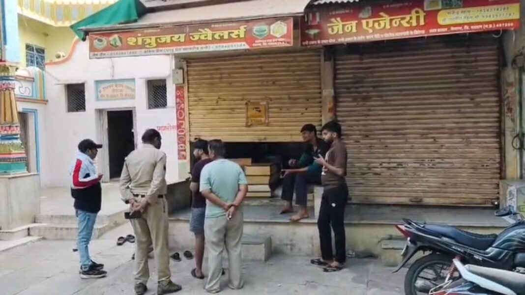 Ratlam Jewellery Shop Theft: रतलाम के सैलाना में सनसनीखेज वारदात: मुख्य बाजार में शत्रुंजय ज्वेलर्स के ताले तोड़कर लाखों के सोने-चांदी के जेवर पार