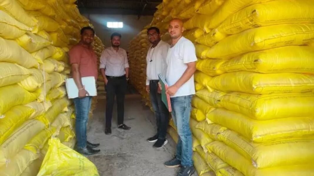 Anti Black Marketing: महासमुंद प्रशासन का बड़ा एक्शन: ‘ओम फर्टिलाइज़र’ में सघन जांच के दौरान 298 बोरी खाद कम मिलने पर पूरा स्टॉक जब्त