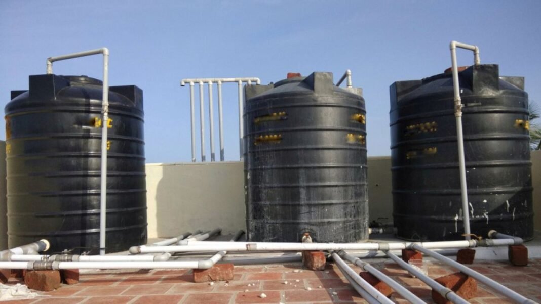 Water Tank Cooling: भीषण गर्मी में खौलने लगा है छत की टंकी का पानी? इन 5 आसान देसी जुगाड़ से तुरंत मिलेगा आराम