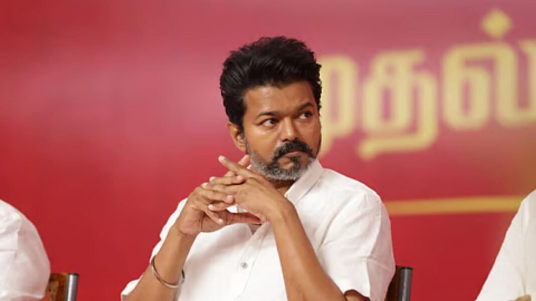 Thalapathy Vijay Oath Ceremony Cancelled : राज्यपाल की 118 हस्ताक्षरों की शर्त पर फंसी विजय की सरकार, तीसरी बार लौटे खाली हाथ