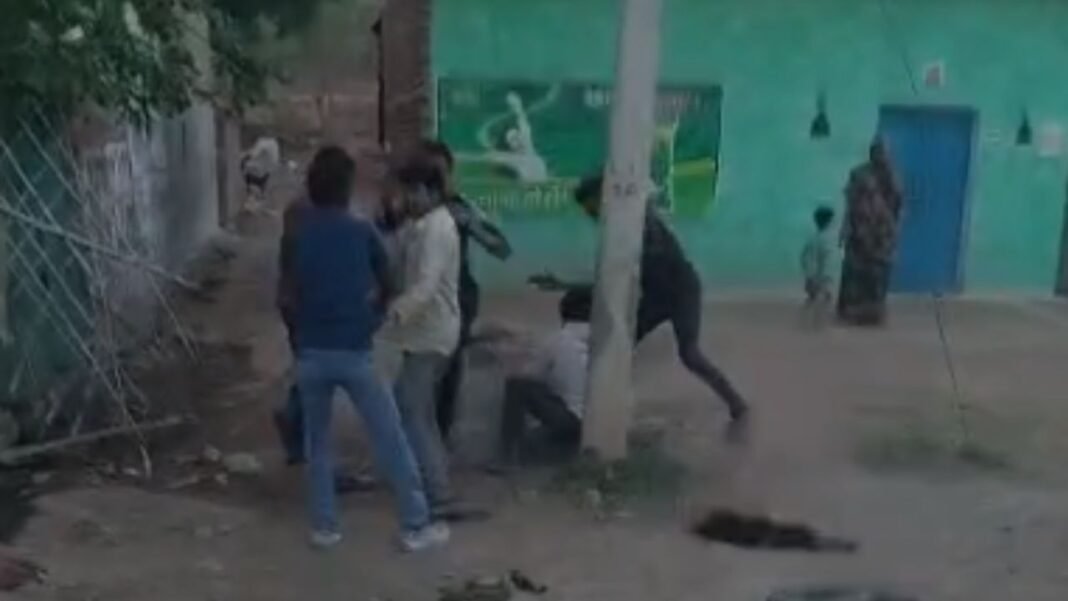 Chhatarpur News Update : गढ़ीमलहरा: सरकारी जमीन पर कब्जे को लेकर खूनी संघर्ष, यादव और कुशवाहा पक्ष में जमकर चले लात-घूंसे
