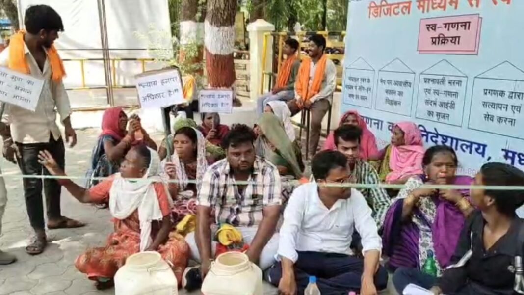 Jabalpur Water Crisis: जबलपुर में पानी के लिए हाहाकार: खिरिया कला की आदिवासी बस्ती में 2 महीने से पेयजल ठप; ‘हर घर नल-जल योजना’ के दावों की खुली पोल
