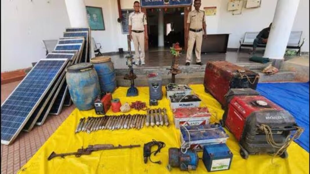 Naxal Arms Dump Chhattisgarh : बीजापुर में सुरक्षा बलों की बड़ी कार्रवाई: पहाड़ी पर बने नक्सली बंकर से भारी मात्रा में हथियार और विस्फोटक बरामद