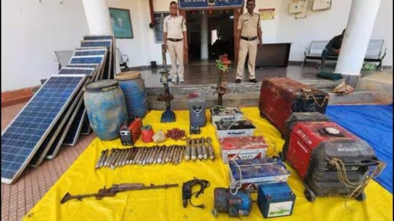 Naxal Arms Dump Chhattisgarh : बीजापुर में सुरक्षा बलों की बड़ी कार्रवाई: पहाड़ी पर बने नक्सली बंकर से भारी मात्रा में हथियार और विस्फोटक बरामद