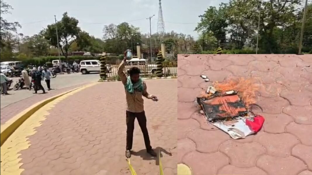 Sagar Collector Alert: सागर कलेक्ट्रेट में आत्मदाह का प्रयास: 10 साल से न्याय के लिए भटक रहे युवक ने खुद पर डाला पेट्रोल; धार्मिक ग्रंथ में आग लगाने से मचा हड़कंप