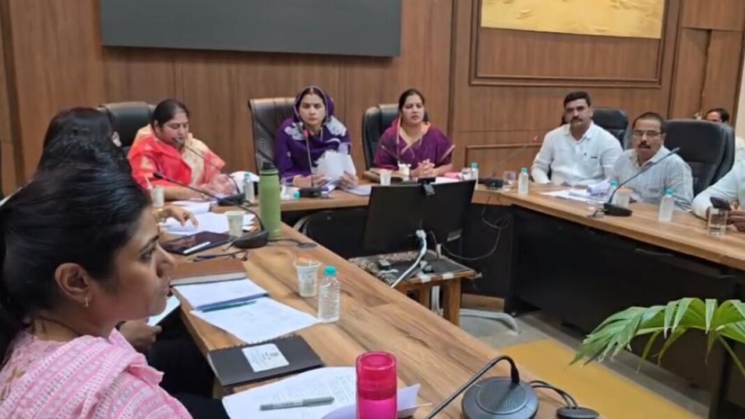 Khandwa Municipal Corporation: खंडवा नगर निगम की समीक्षा बैठक से गरमाई सियासत, विधायक और महापौर के बीच खींचतान आई सामने