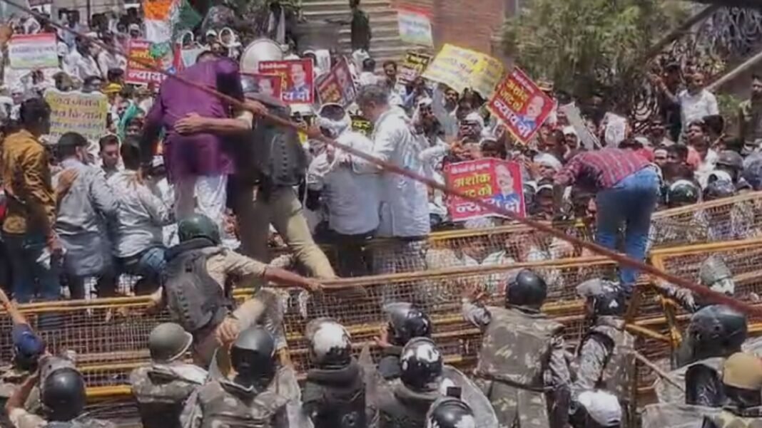 Ujjain Congress Protest : उज्जैन में कांग्रेस के प्रदर्शन पर लाठीचार्ज: बेरिकेडिंग तोड़ने पर पुलिस से झड़प, महिला नेत्री समेत कई घायल