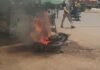 Dewas Bike Fire Incident : सतवास बस स्टैंड पर बाइक में लगी भीषण आग; धूं-धूं कर जली मोटरसाइकिल, टला बड़ा हादसा