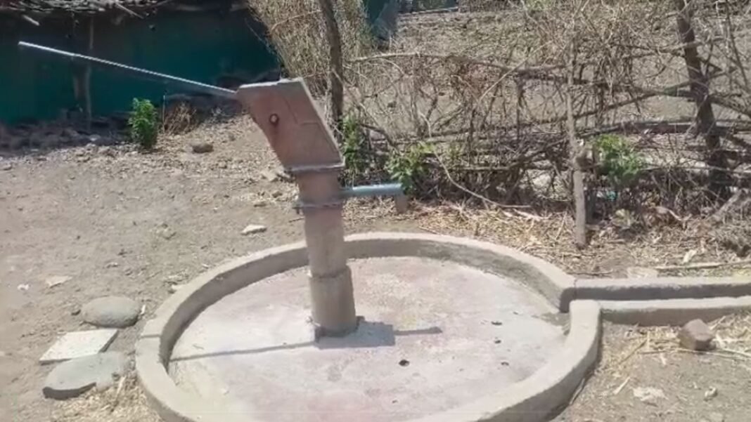 Dhar Water Crisis : धार: तितीपुरा में बूंद-बूंद पानी के लिए जंग; 42 डिग्री गर्मी में 2 किमी का सफर तय कर रहे ग्रामीण