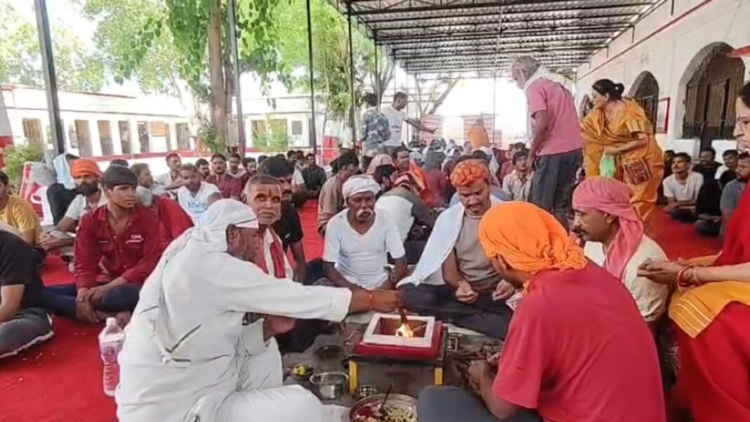 Gayatri Mahayagya Ratlam : रतलाम जेल में गूँजा ऋषि संदेश: पंचकुण्डीय गायत्री महायज्ञ में बंदियों ने दी आहुति, लिया सकारात्मकता का संकल्प
