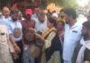 Khandwa Congress Protest : खंडवा: पीएम की ‘सोना न खरीदें’ अपील पर कांग्रेस का अनूठा विरोध; प्याज-कंडे पहनकर सराफा बाजार पहुंचे कार्यकर्ता