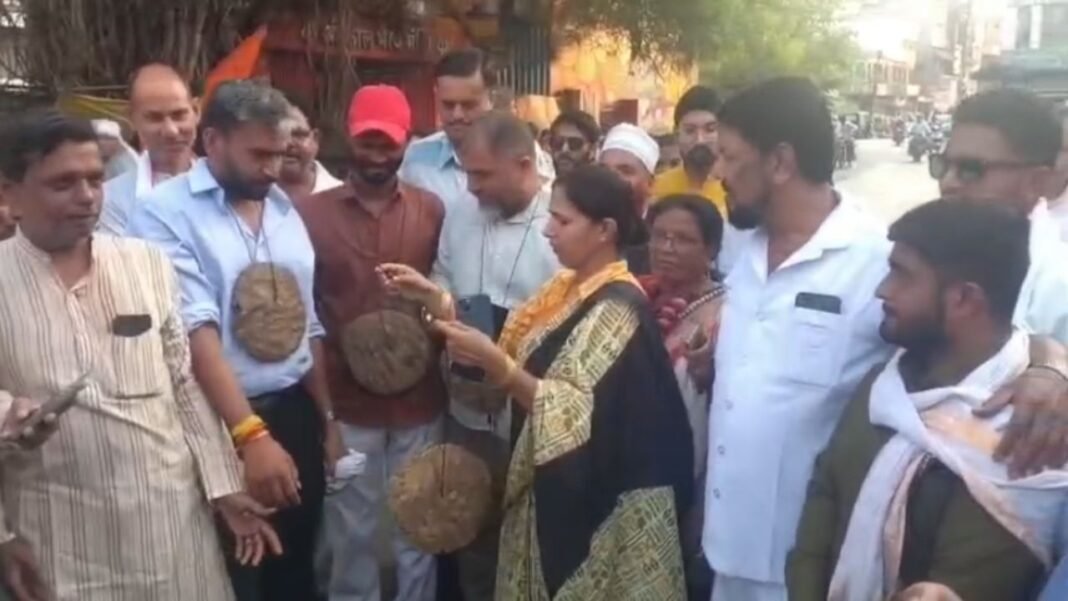 Khandwa Congress Protest : खंडवा: पीएम की ‘सोना न खरीदें’ अपील पर कांग्रेस का अनूठा विरोध; प्याज-कंडे पहनकर सराफा बाजार पहुंचे कार्यकर्ता
