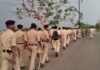 Raigarh Police Action: रायगढ़ के जूटमिल क्षेत्र में पुलिस ने निकाला फ्लैग मार्च, असामाजिक तत्वों को दी कड़ी चेतावनी