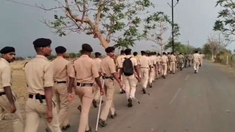 Raigarh Police Action: रायगढ़ के जूटमिल क्षेत्र में पुलिस ने निकाला फ्लैग मार्च, असामाजिक तत्वों को दी कड़ी चेतावनी