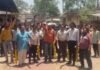 Alirajpur Electricity Crisis : आलीराजपुर: बिजली कटौती पर कांग्रेस की गांधीगिरी; अधिकारियों को पहनाई माला, बैंड-बाजे के साथ सौंपा ज्ञापन