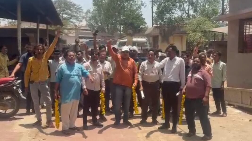 Alirajpur Electricity Crisis : आलीराजपुर: बिजली कटौती पर कांग्रेस की गांधीगिरी; अधिकारियों को पहनाई माला, बैंड-बाजे के साथ सौंपा ज्ञापन