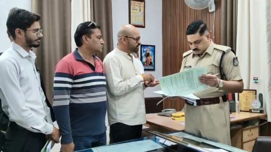 Fraud Investigation: जबलपुर में अनुकंपा नियुक्ति और लेनदेन को लेकर उपजा विवाद पहुंचा एसपी दफ्तर, बेलबाग पुलिस करेगी जांच