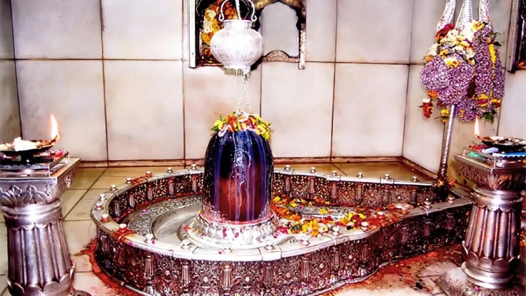 Mahakal Bhasma Aarti: भस्म आरती में उमड़ी श्रद्धालुओं की भारी भीड़, फल और मिष्ठान भोग के बाद लिया आशीर्वाद
