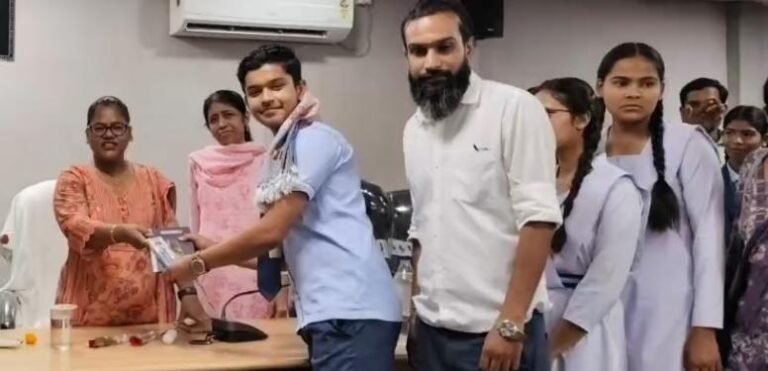 Kondagaon Meritorious Students Honor : साइकिल से 5 KM का सफर और खेती में हाथ बंटाना: संसाधनों के अभाव में कैसे चमकीं बारदा की दो सगी बहनें…