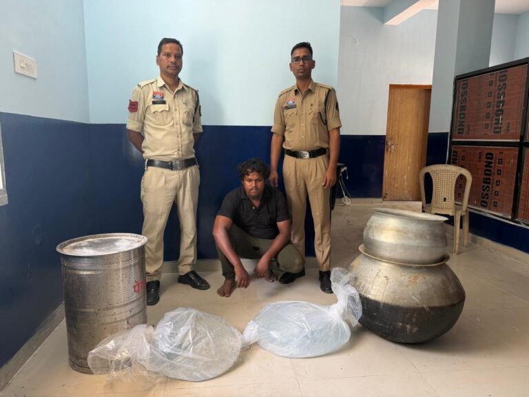 Raigarh Police Action Operation Aghat : रायगढ़ में “ऑपरेशन आघात”: चक्रधरनगर पुलिस ने घर की बाड़ी में शराब बनाते आरोपी को दबोचा, 50 लीटर जब्त