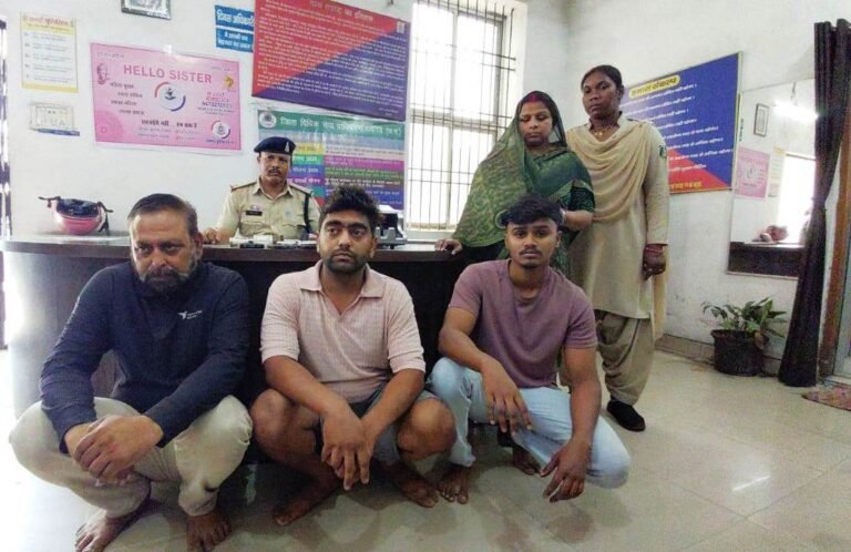 Raigarh Police Action : रायगढ़ में “ऑपरेशन अंकुश”: ऑनलाइन सट्टे के 3 ठिकानों पर पुलिस की दबिश, महिला सहित 5 गिरफ्तार
