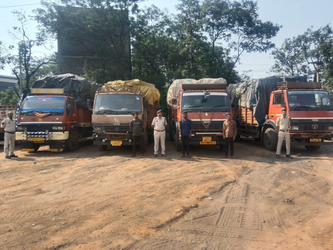 Operation Prahar Raigarh : पूंजीपथरा पुलिस की बड़ी स्ट्राइक: तमनार चौक पर नाकेबंदी कर पकड़े 4 वाहन, लाखों का अवैध कबाड़ जब्त।