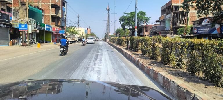 Singrauli Fly Ash Pollution : सिंगरौली में राखड़ माफिया बेखौफ: प्रतिबंधित मॉडल रोड पर उड़ रही जहरीली राख, प्रशासन की चुप्पी पर उठे सवाल