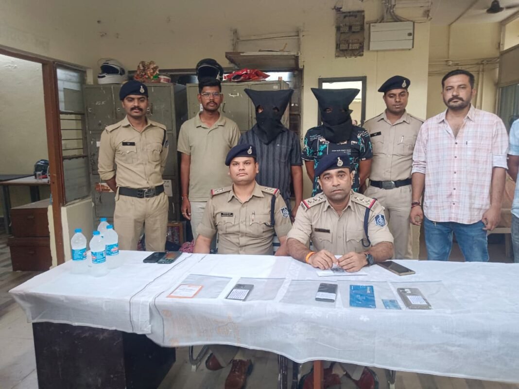 Narmadapuram Cyber Fraud : नर्मदापुरम: किसान के खाते से ₹3 लाख उड़ाने वाले झारखंड के दो ठग गिरफ्तार, ई-सिम से की थी धोखाधड़ी