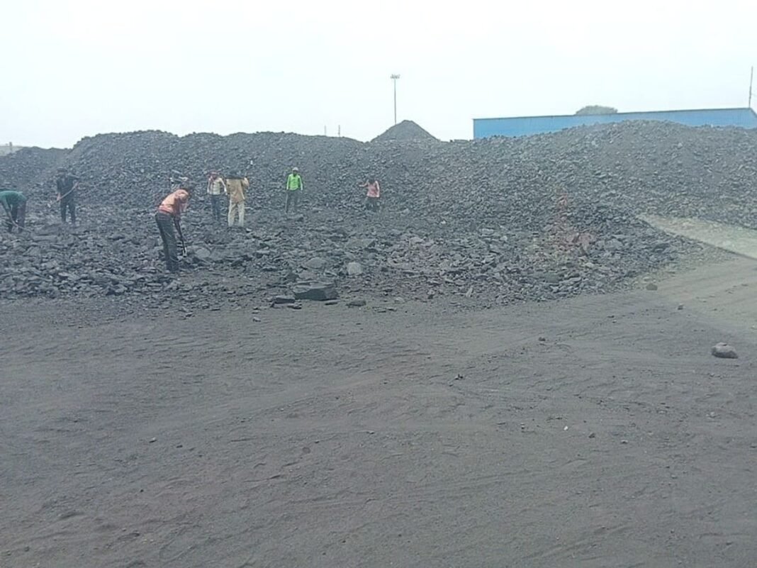Singrauli Pollution News : सिंगरौली: महावीर कोल वॉशरी का प्रदूषण बना ग्रामीणों के लिए काल; हवा में जहर और खेतों में कोयला