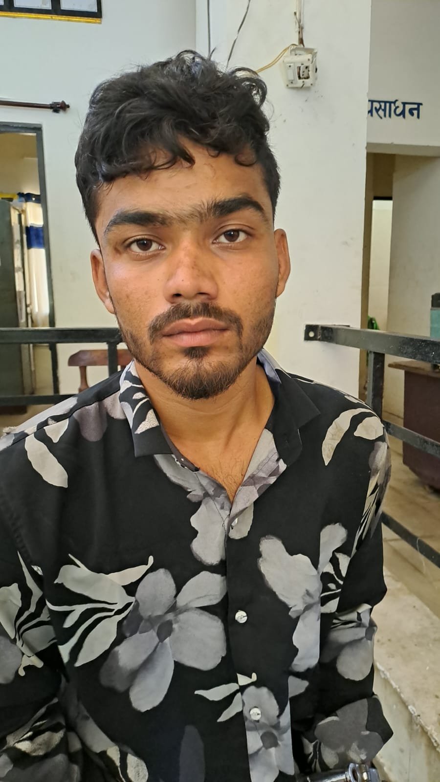 Bilaspur Police Action : बिलासपुर: शराब के लिए पैसे न देने पर हमला करने वाला बदमाश गिरफ्तार; पुलिस को देख भागते समय हुआ चोटिल