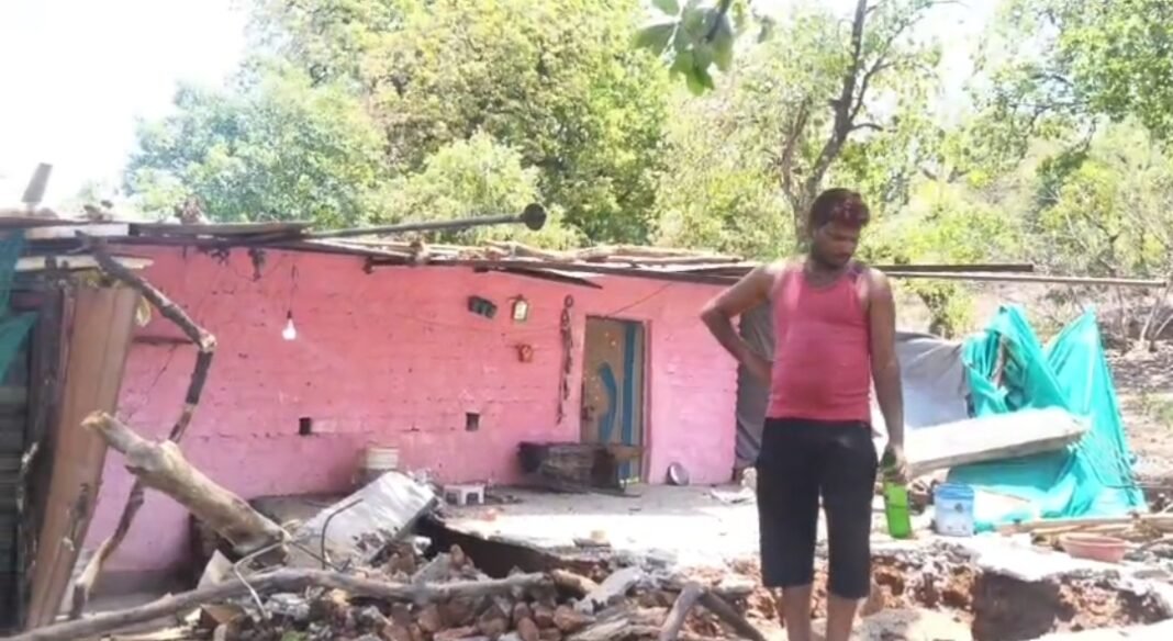 PM Awas Yojana Dispute : रायसेन: वन विभाग की कार्रवाई से 11 गरीब परिवार हुए बेघर; पीएम आवास तोड़े जाने पर कलेक्ट्रेट में प्रदर्शन