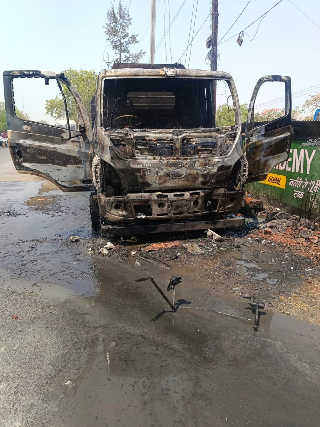 MP NEWS: इंदौर के मांगलिया टोल पर बड़ा हादसा टला, पेट्रोल टैंकर में लगी भीषण आग से इलाके में मची अफरा-तफरी