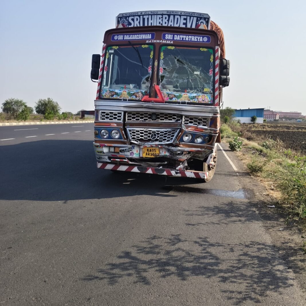 Ratlam Assistant Secretaries Accident : मुख्यमंत्री के कार्यक्रम में शामिल होने जा रहे सहायक सचिवों की गाड़ी हादसे का शिकार, दो की मौत, 10 घायल