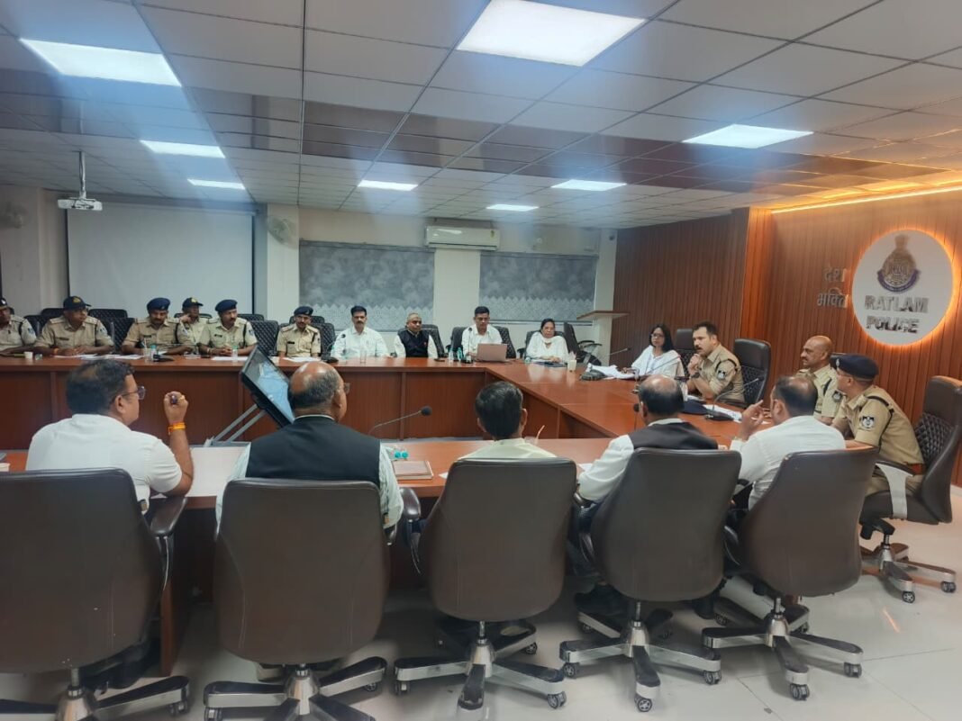 Ratlam Police Meeting: रतलाम एसपी अमित कुमार ने ली गंभीर अपराधों की समीक्षा बैठक, विवेचकों को दिए सख्त निर्देश