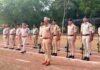 Raigarh Balwa Drill Practice: रायगढ़ पुलिस लाइन में जनरल परेड के दौरान बलवा ड्रिल का अभ्यास, कानून-व्यवस्था के लिए परखी गई जवानों की मुस्तैदी