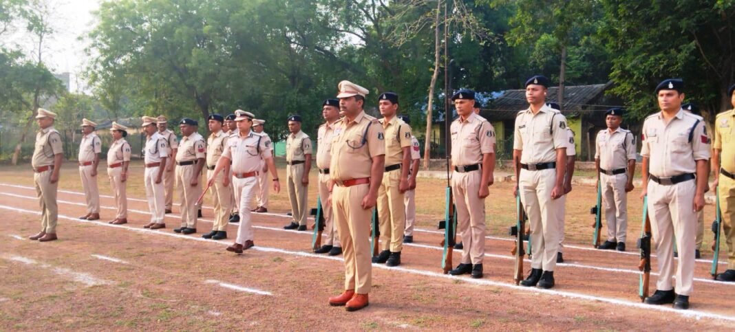 Raigarh Balwa Drill Practice: रायगढ़ पुलिस लाइन में जनरल परेड के दौरान बलवा ड्रिल का अभ्यास, कानून-व्यवस्था के लिए परखी गई जवानों की मुस्तैदी