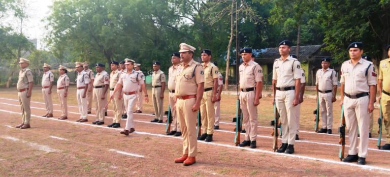 Raigarh Balwa Drill Practice: रायगढ़ पुलिस लाइन में जनरल परेड के दौरान बलवा ड्रिल का अभ्यास, कानून-व्यवस्था के लिए परखी गई जवानों की मुस्तैदी