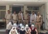 Vidisha Crime: डेढ़ लाख से अधिक का मशरूका जब्त: बिजली के खंभे के नीचे ताश के पत्तों पर दांव लगा रहे थे जुआरी, नगदी समेत मोबाइल और स्कूटी सीज
