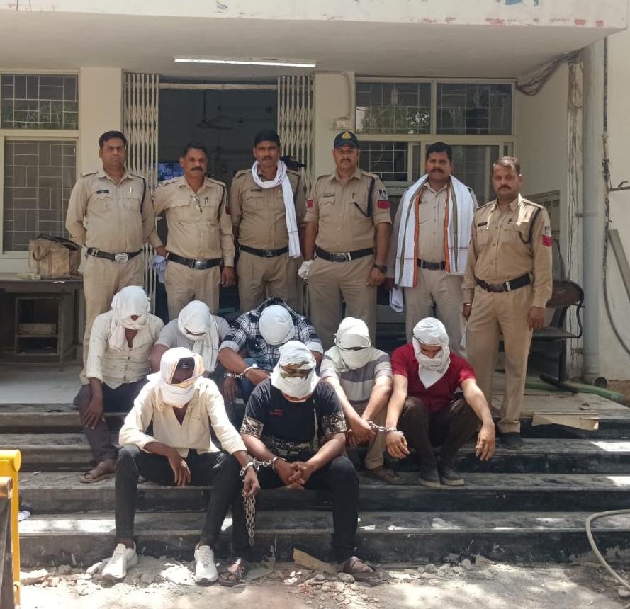 Vidisha Crime: डेढ़ लाख से अधिक का मशरूका जब्त: बिजली के खंभे के नीचे ताश के पत्तों पर दांव लगा रहे थे जुआरी, नगदी समेत मोबाइल और स्कूटी सीज