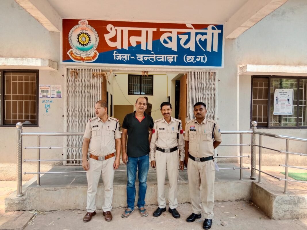 Bacheli Satta Raid: बचेली में सट्टेबाजों के खिलाफ बड़ा एक्शन: जे.डी. किराना स्टोर्स के पीछे सट्टा-पट्टी लिखते रंगे हाथों दबोचा गया खाईवाल जयदेव अग्रवाल