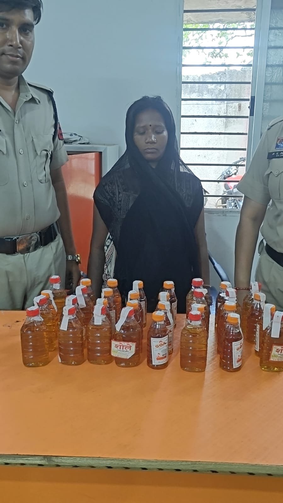 Anti-Liquor Drive CG: टिकरापारा पुलिस की दोहरी सर्जिकल स्ट्राइक: भाठागांव देवपुरी और मठपुरैना में अवैध शराब बेचते कल्यान सिंह और हीना नेताम गिरफ्तार
